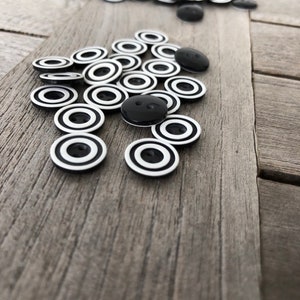 20 Stück kleine schwarz weiß Kunststoff Knöpfe 2 Loch 12mm