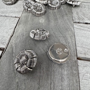 10 Stück silber leichte Knöpfe im Metall Look interessantes Design 23mm (0.9inch)