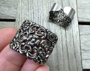 hübscher Trachten Tuchhalter ca. 28 mm x 22 mm altsilber farben aus Metall Blech Blume Motiv (1 Stück)