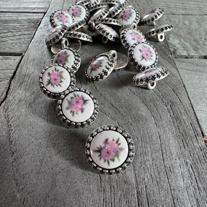 6 Stück silber verzierter Rand 15mm (0.59inch) kleine Metallknöpfe mit rosa Blume Blüte Rose Motiv auf weißem Kunststoff Inlay Ösenknöpfe