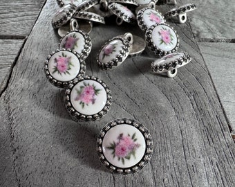 6 unidades de anillos plateados de 15 mm (0,59 pulgadas) de pequeños anillos metálicos con flores rosadas y motivos de rosas en blanco, piezas de arte con incrustaciones