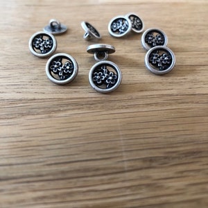 10 Stück niedliche, altsilber Metallknöpfe mit Blüten 11mm