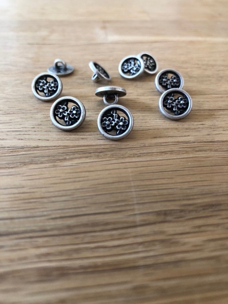 10 pièces mignonnes, petits boutons en métal argenté avec des fleurs 11 mm image 1