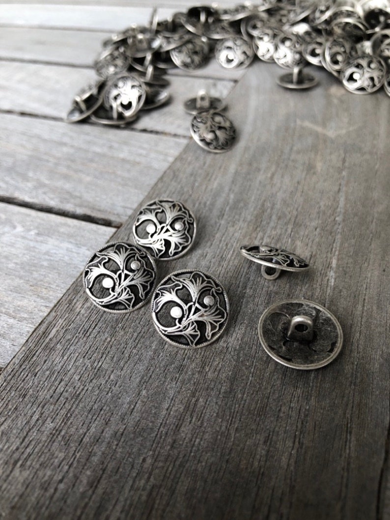 10 Stück altsilber Metallknöpfe Enzian Motiv Ösenknöpfe Blüten 15mm oder 18mm image 2