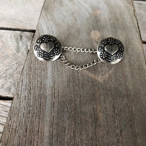 1 Stück Knopfpaar (18mm) Herz altsilber mit Kette Kettenknöpfe Verschluss