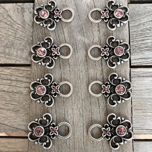 8 Stück groß und stabil altsilber Miederösen aus Metall mit hell-lila Strass-Steinen für Dirndl Tracht 32mm x 26mm