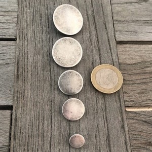 10 pezzi argento opaco colore flache Metall Knöpfe schlicht in 10mm, 15mm, 18mm, 20mm, 22mm o 25mm immagine 3