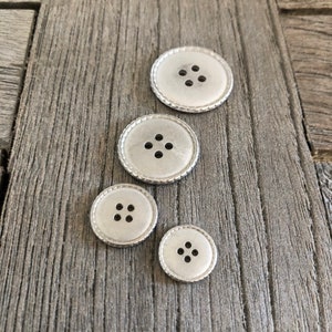 10 Stück flach schlichte silber farben Metall Knöpfe 4 Loch mit geriffeltem Rand 13 mm, 15 mm, 20 mm oder 23 mm