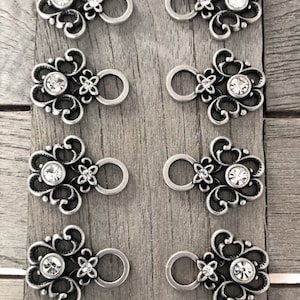 8 Stück groß und stabil altsilber Miederösen aus Metall mit Strass-Steinen für Dirndl Tracht 32mm x 26mm