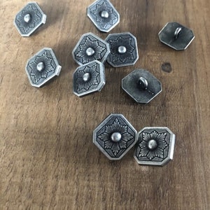 10 Stück alteisen farbene Metallknöpfe eckige Form flach Ösenknöpfe 16mm x 16mm made in Germany