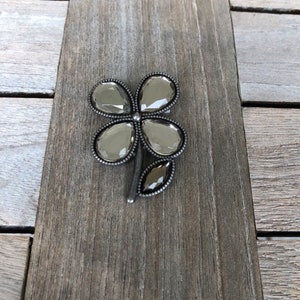 Brosche Anstecknadel Metall Blume silber antik mit beige 1 Stück Bild 1