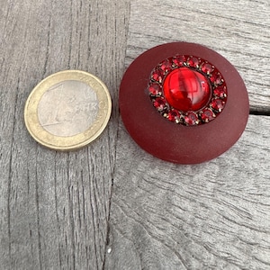 1 Stück XL gross rot Statement Knopf mit Öse Strass 35mm