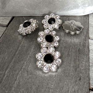 5 Stück 20mm (0.78 inch) zauberhaft glitzernde silber schwarz Metallknöpfe in Blütenform
