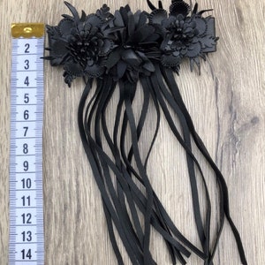 modische Brosche Anstecknadel schwarz Blume Lederimitat mit Fransen 9 cm x 15 cm