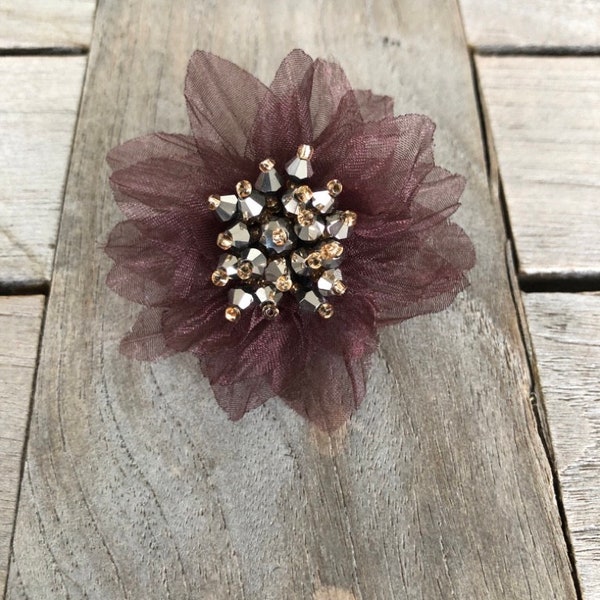 kleine braun Organza Blüte Anstecknadel mit Perlen ca. 5cm (1 Stück)