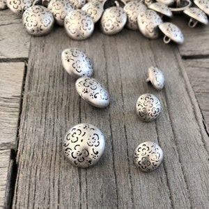 10 Stück kleine silber farben Metall Knöpfe Halbkugel 11mm oder 16mm mit Blüte Motiv