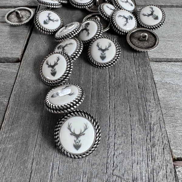6 Stück Hirsch Motiv auf weißem Kunststoff Inlay silber matt Metallknöpfe Ösenknöpfe 15mm oder 20mm