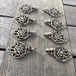 8 Stück altsilber Miederhaken Metall für Dirndl Tracht mit hellblauen Strass Stein 31mm x 20mm