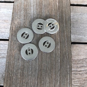6 Stück flach und modern silber matt Metallknöpfe 2Loch 20mm