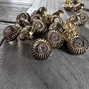 6 Stück kleine altgold farbene Kunststoff Knöpfe mit Strass Stein Ösenknöpfe 13 mm