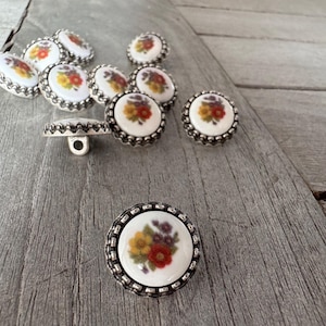 6 Stück silber verzierter Rand 15mm (0.59inch) kleine Metallknöpfe mit bunt Blume Blüte Motiv auf weißem Kunststoff Inlay Ösenknöpfe