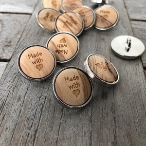 6 Stück silber MetallKnöpfe mit einer Einlage aus echtem Olivenholz &quot;made with love&quot; 20mm