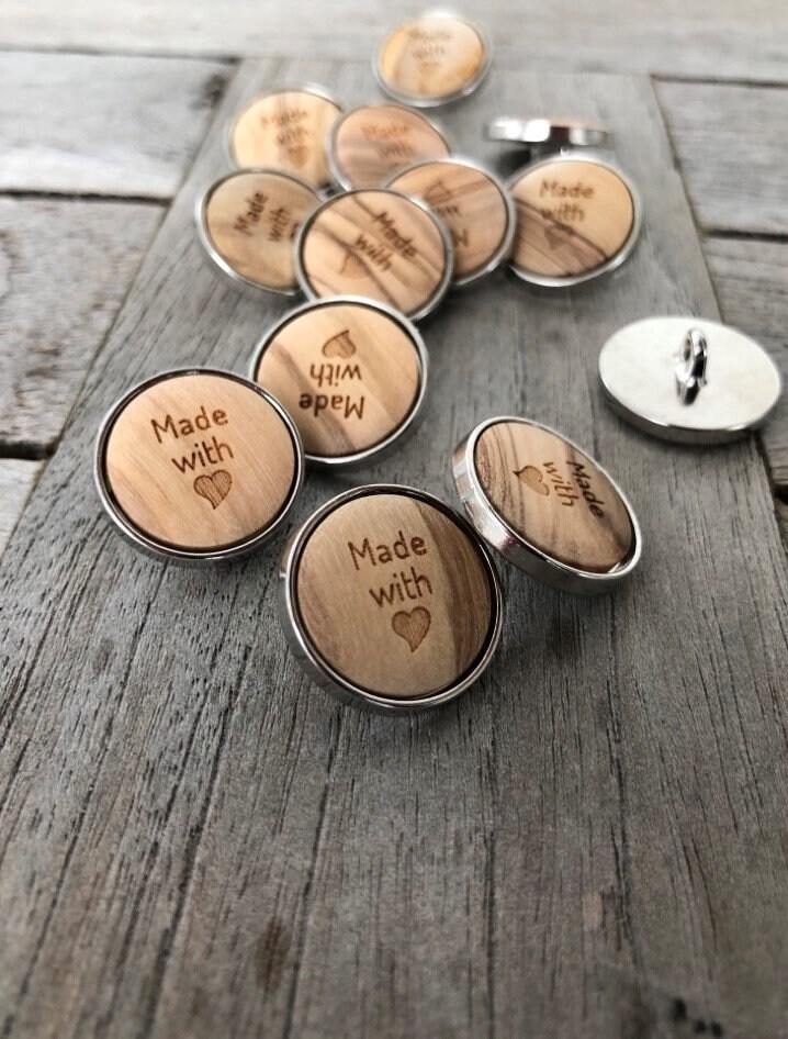 6 Stück silber MetallKnöpfe mit einer Einlage aus echtem Olivenholz "made with love" 20mm