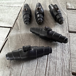 5 Stück dunkelgrau / schwarz Leder Knebel Knöpfe ca. 4,8cm x 1,3cm