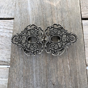 stabile argento antik Trachtenschliesse für Dirndl Tracht 65 mm x 35 mm (1 pezzo)