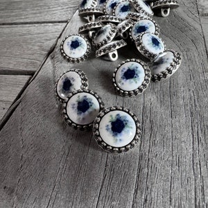 6 Stück silber matte 15mm kleine Metallknöpfe mit blauer Blume Blüte Rosenmotiv auf weißen Kunststoff Inlay Ösenknöpfe Bild 2