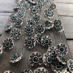 6 Stück altsilbernde Metallknöpfe in Blütenform mit grünem Kristallstein 13mm oder 18mm