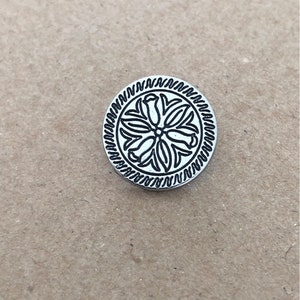 6 Stück silber glänzend klassische Metall Knöpfe flach mit traditionellem Motiv 18mm