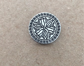 6 Stück silber glänzend klassische Metall Knöpfe flach mit traditionellem Motiv 18mm