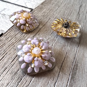 5 Stück eckig grau lila Blüten Knöpfe mit Öse aus Kunststoff 24mm x 24mm aussergewöhnlich