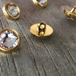 6 Stück små Metall Knöpfe guld med Kristall Stein 10 mm