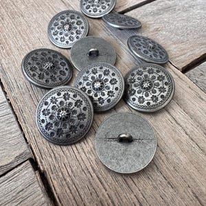 10 Stück altsilber eisenfaben Metallknöpfe flach Ösenknöpfe mit Blüten Muster 18mm oder 23mm made in Germany