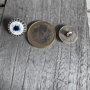 6 Stück silber matte 15mm kleine Metallknöpfe mit blauer Blume Blüte Rosenmotiv auf weißen Kunststoff Inlay Ösenknöpfe Bild 3