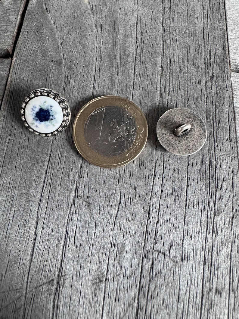 6 Stück silber matte 15mm kleine Metallknöpfe mit blauer Blume Blüte Rosenmotiv auf weißen Kunststoff Inlay Ösenknöpfe Bild 3