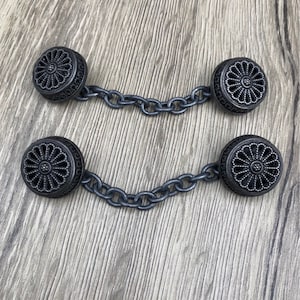 2 Stück Metall Knopfpaar (20mm) grau schwarz mit Kette an beiden Knöpfen befestigt