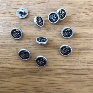 10 pièces mignonnes, petits boutons en métal argenté avec des fleurs 11 mm image 3