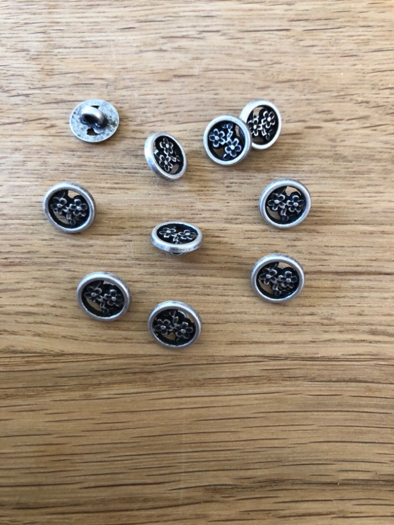 10 pièces mignonnes, petits boutons en métal argenté avec des fleurs 11 mm image 3