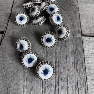 6 Stück silber matte 15mm kleine Metallknöpfe mit blauer Blume Blüte Rosenmotiv auf weißen Kunststoff Inlay Ösenknöpfe Bild 1