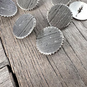 10 Stück flach silber glänzend Metallknöpfe mit Rillen 15 mm ou 18 mm senknöpfe