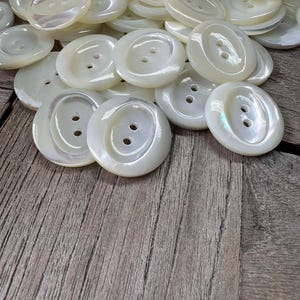 5 Stück echt Perlmutt creme weiss schimmernde 2 Loch Knöpfe 15mm, 17mm, 20mm, 22mm oder 25mm