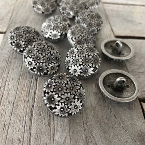 6 Stück stabile silber Metall Knöpfe mit Blüten 21mm