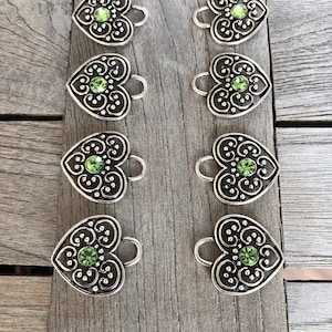 8 Stück allerliebste Herz silber Miederösen aus Metall Herzform mit grün Strass für Dirndl Tracht 30mmx26mm
