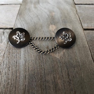 1 Stück Knopfpaar (20mm) Eiche messing und silber mit Kette Kettenknöpfe Verschluss