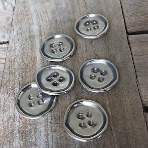 6 Stück silber glänzende flache Metallknöpfe 4Loch in 5 Grössen