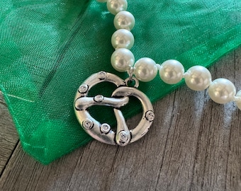 1 Perlenkette creme weiss Modeschmuck mit Anhänger Brezel hell silber farben mit Strass Trachtenschmuck Dirndlaccessoire