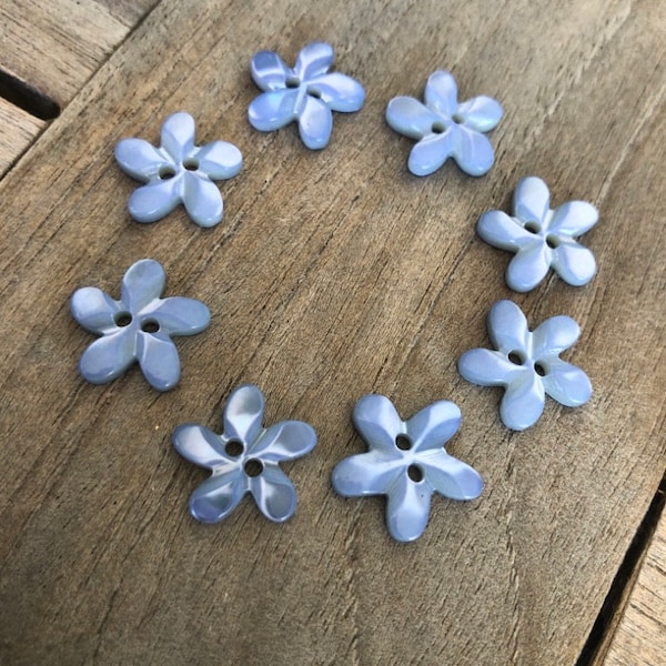 5 Stück hellblau schimmernde 14mm kleine echt Perlmuttknöpfe in Blütenform 2 Loch